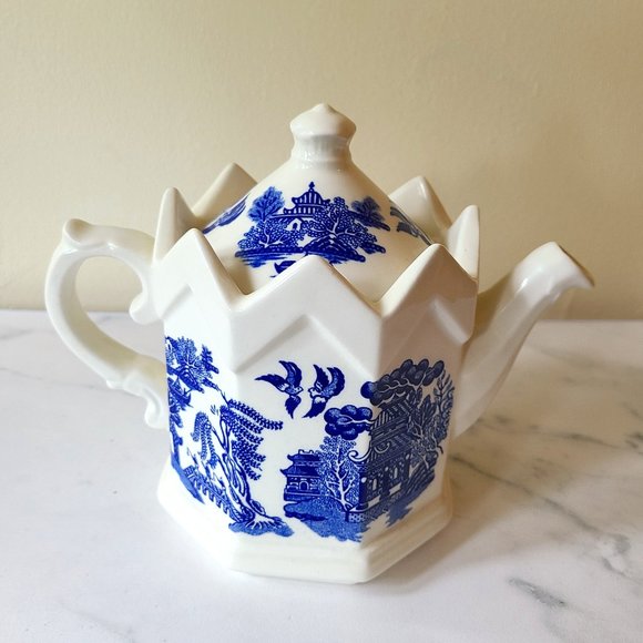 Unique Vintage Blue Willow Style Teapot - Picture 1 of 6